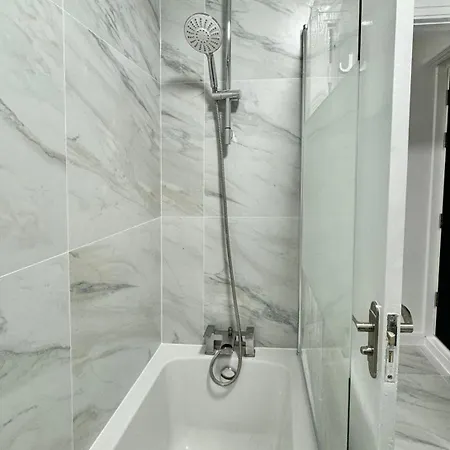 2-Bedroom Flat Near Euston Station, Central Londra Esterno foto