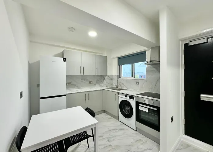 2-Bedroom Flat Near Euston Station, Central London
