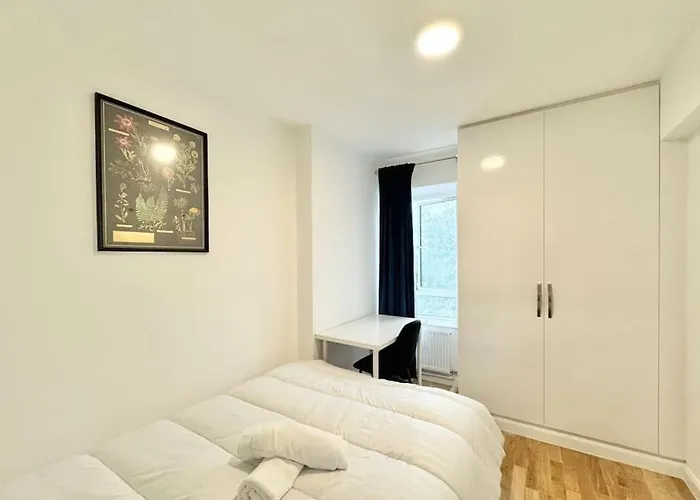 2-Bedroom Flat Near Euston Station, Central London